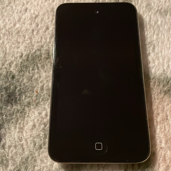 Working Apple iPod touch with charger excellent condition - Picture 5 of 5